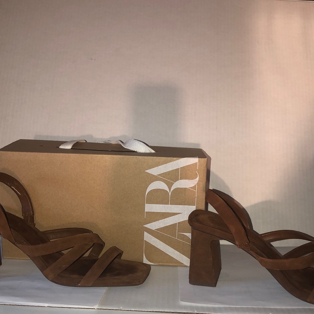 100% Leather Brown Suede Sandals Crisscross Straps design